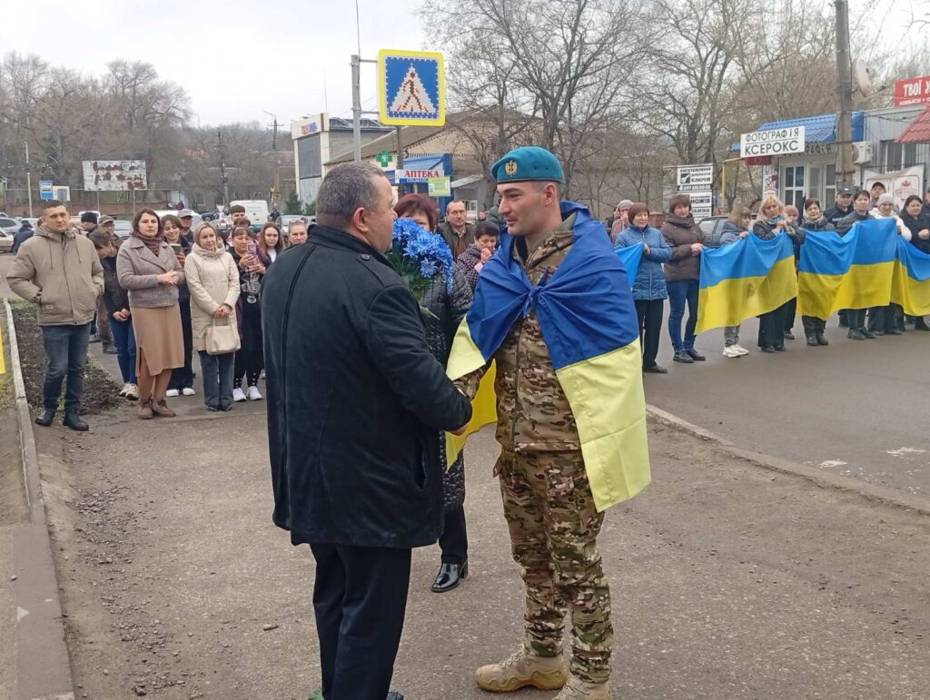 У Бессарабському зустріли Героя, який повернувся додому після майже чотирьох років полону