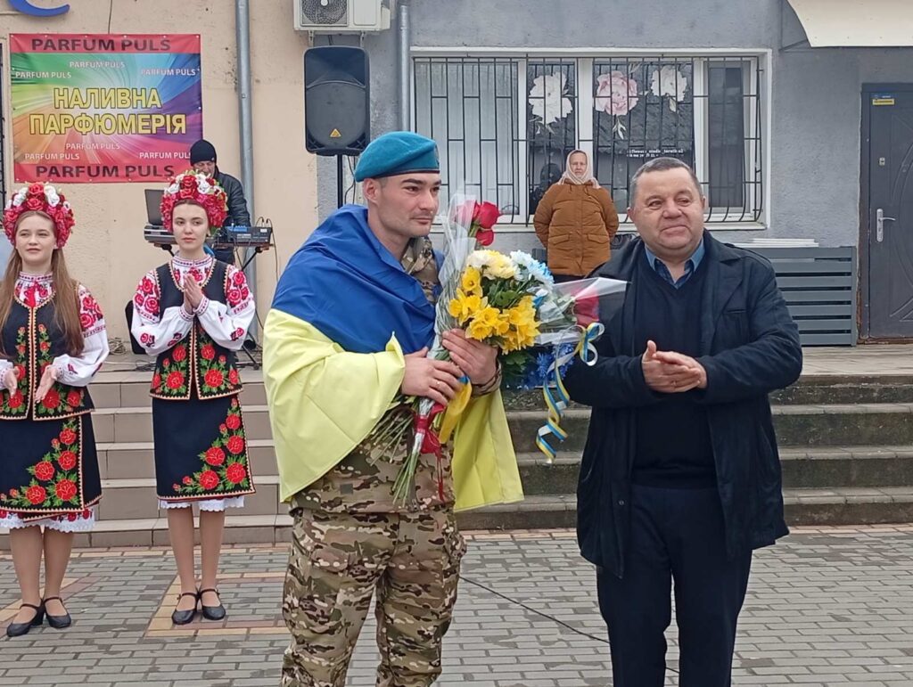 У Бессарабському зустріли Героя, який повернувся додому після майже чотирьох років полону