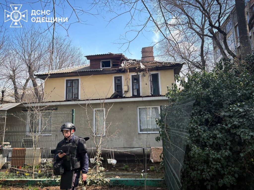 Зранку ворожі "шахеди" атакували Чорноморськ: є руйнування