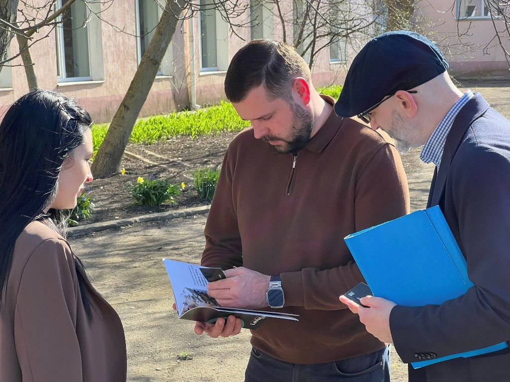 Румунська делегація завітала у Кілійську громаду та передала закладу освіти потужний генератор