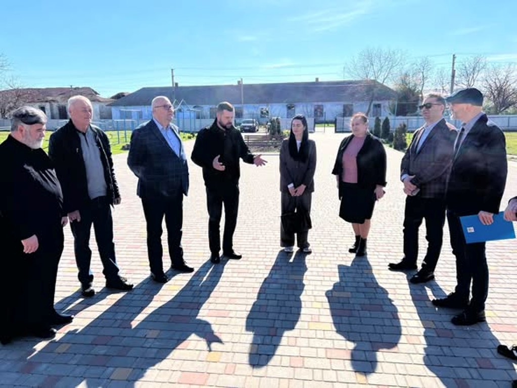 Румунська делегація завітала у Кілійську громаду та передала закладу освіти потужний генератор