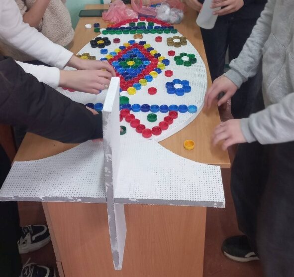 У ліцеї Ренійської громади школярі перетворили пластик на мистецтво