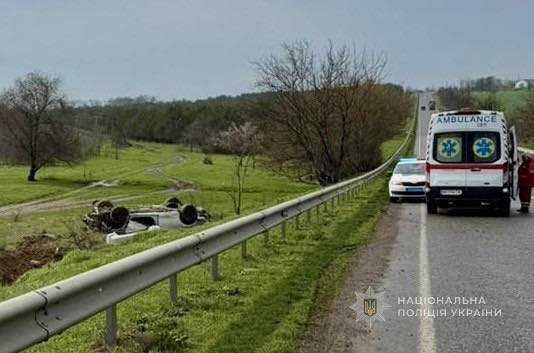 На трасі Одеса-Рені в Ізмаїльському районі злетів з дороги та перекинувся «Lexus»: є постраждалі