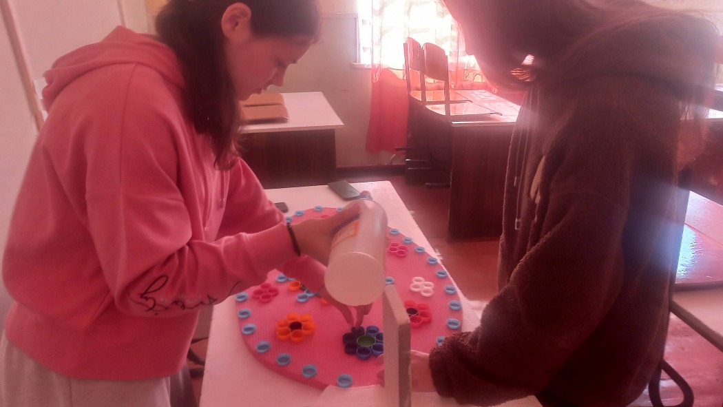 У ліцеї Ренійської громади школярі перетворили пластик на мистецтво