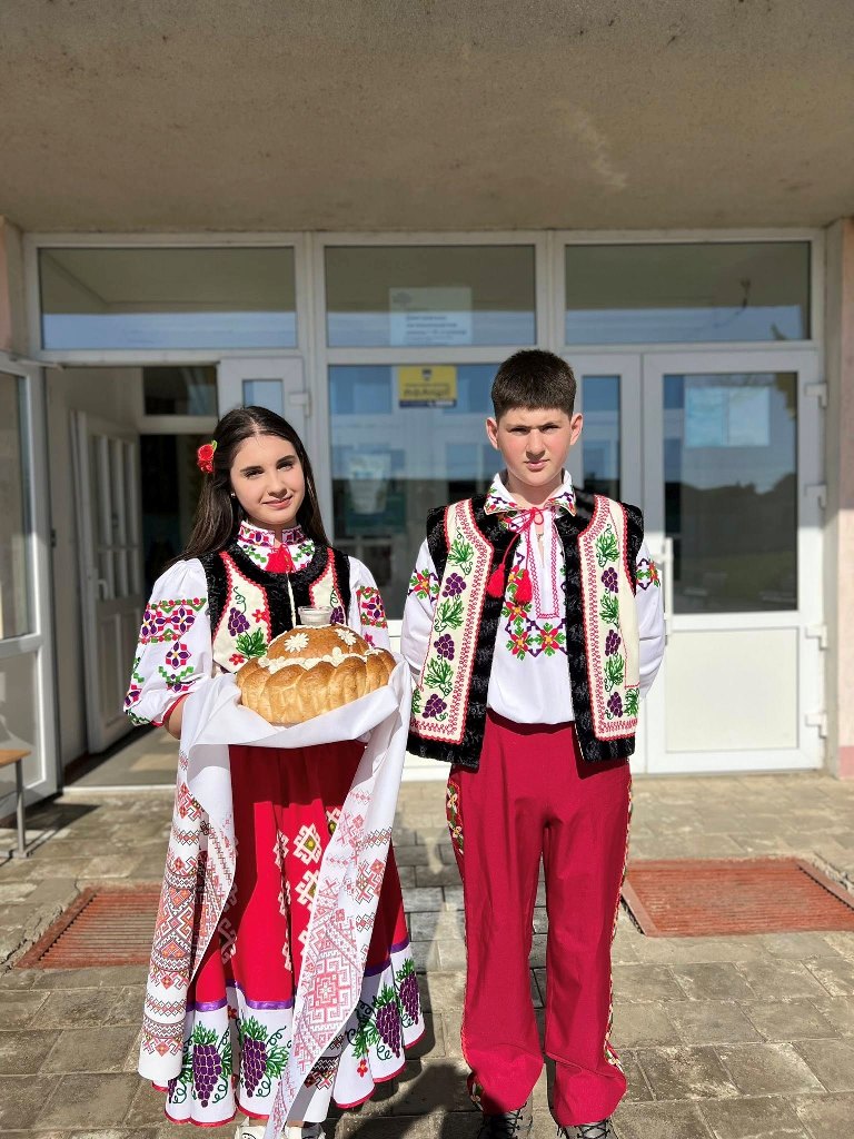 Румунська делегація завітала у Кілійську громаду та передала закладу освіти потужний генератор