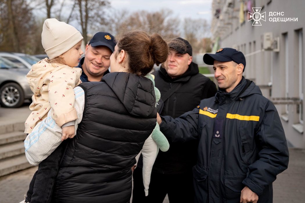 Одеські вогнеборці відвідали дворічну Кароліну та її вагітну матір, яких нещодавно витягли з-під завалів
