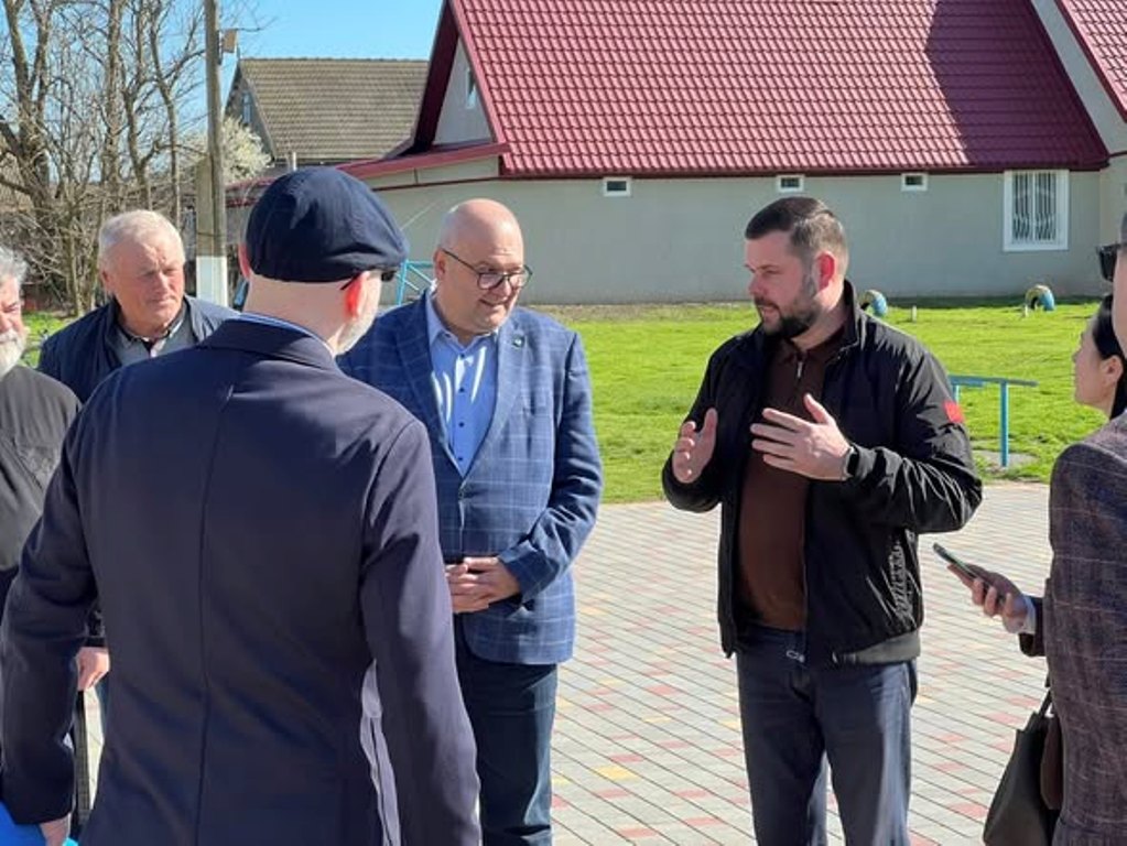 Румунська делегація завітала у Кілійську громаду та передала закладу освіти потужний генератор