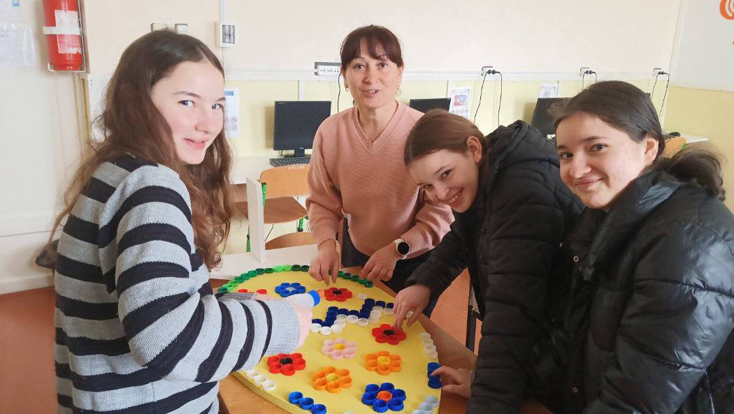 У ліцеї Ренійської громади школярі перетворили пластик на мистецтво