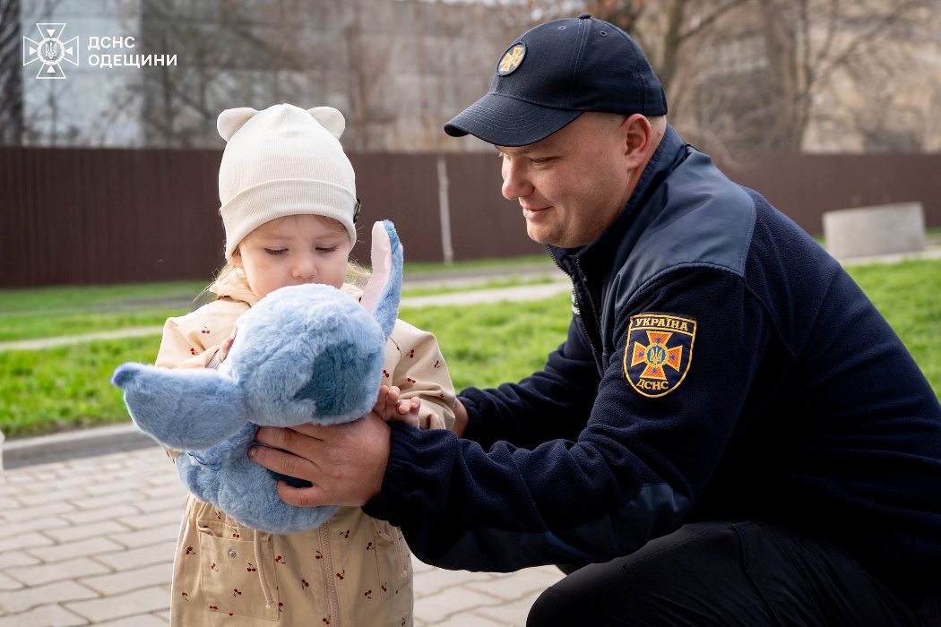 Одеські вогнеборці відвідали дворічну Кароліну та її вагітну матір, яких нещодавно витягли з-під завалів