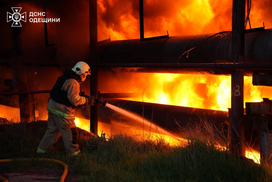 Вночі ворог атакував два об'єкта енергетики у Вилківській громаді та порт в Одесі