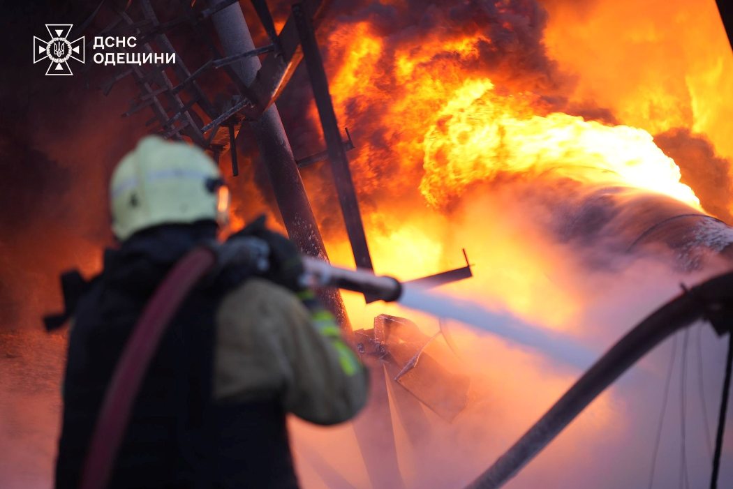 Вночі ворог атакував два об'єкта енергетики у Вилківській громаді та порт в Одесі