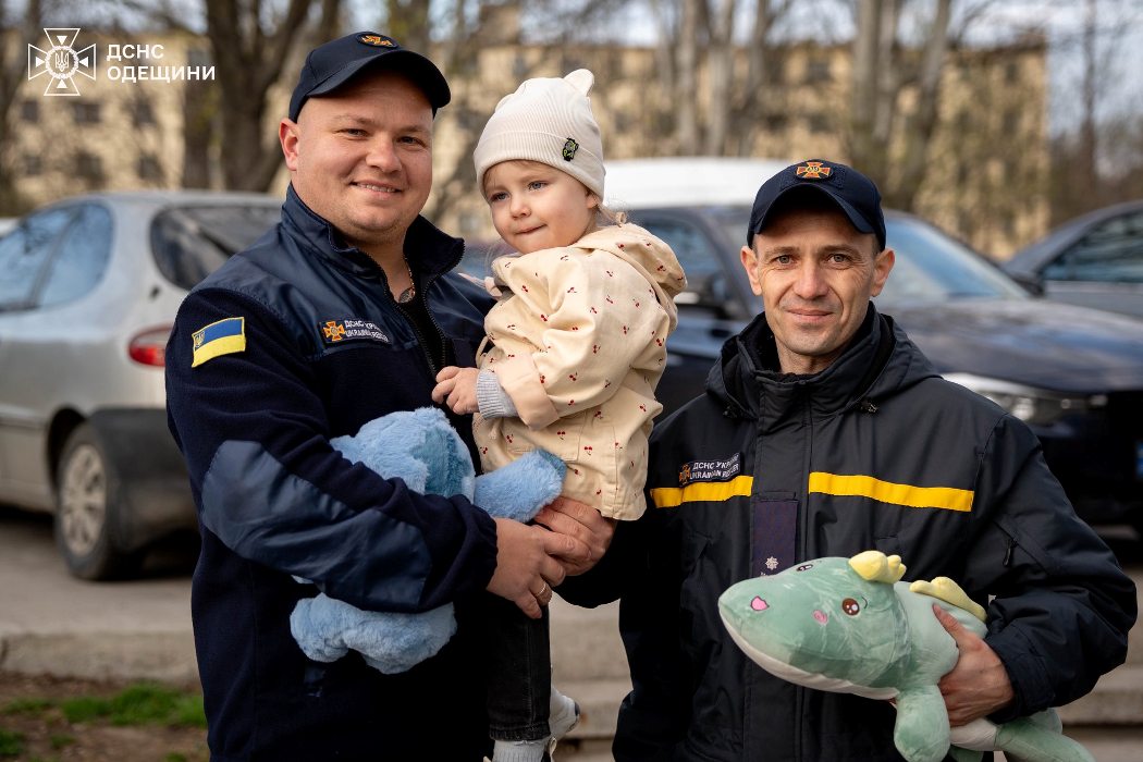 Одеські вогнеборці відвідали дворічну Кароліну та її вагітну матір, яких нещодавно витягли з-під завалів