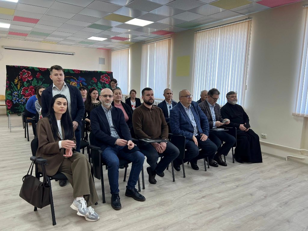 Румунська делегація завітала у Кілійську громаду та передала закладу освіти потужний генератор