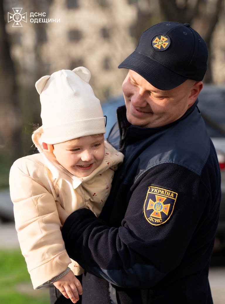 Одеські вогнеборці відвідали дворічну Кароліну та її вагітну матір, яких нещодавно витягли з-під завалів