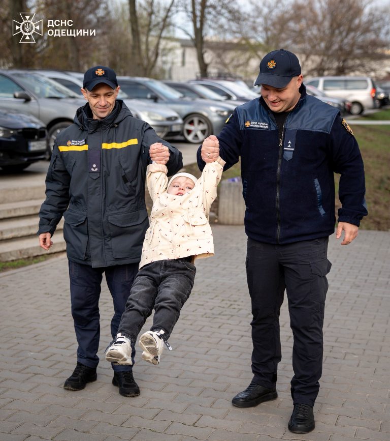 Одеські вогнеборці відвідали дворічну Кароліну та її вагітну матір, яких нещодавно витягли з-під завалів