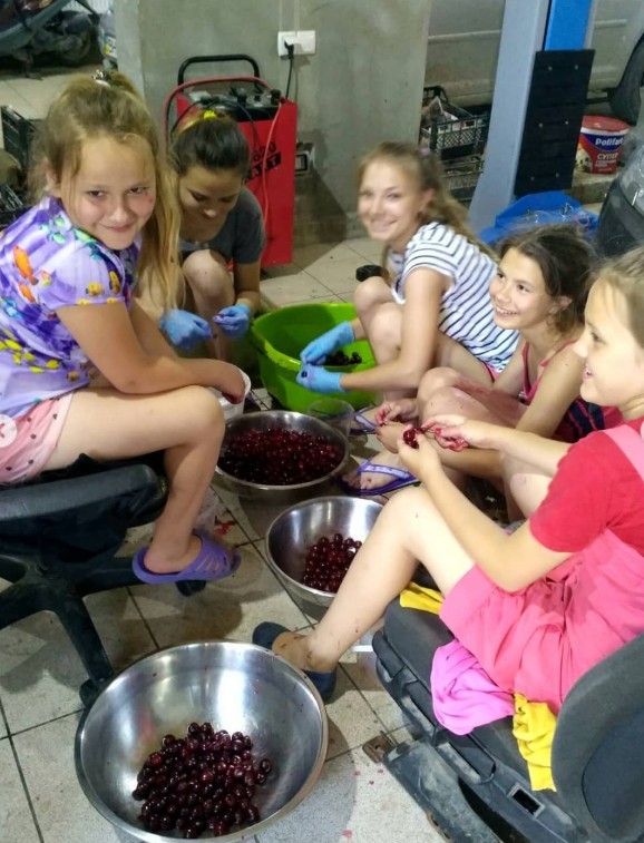 У місті Вилкове подружжя прийняло в свою родину сімох дітей, які вважають опікунів справжніми батьками