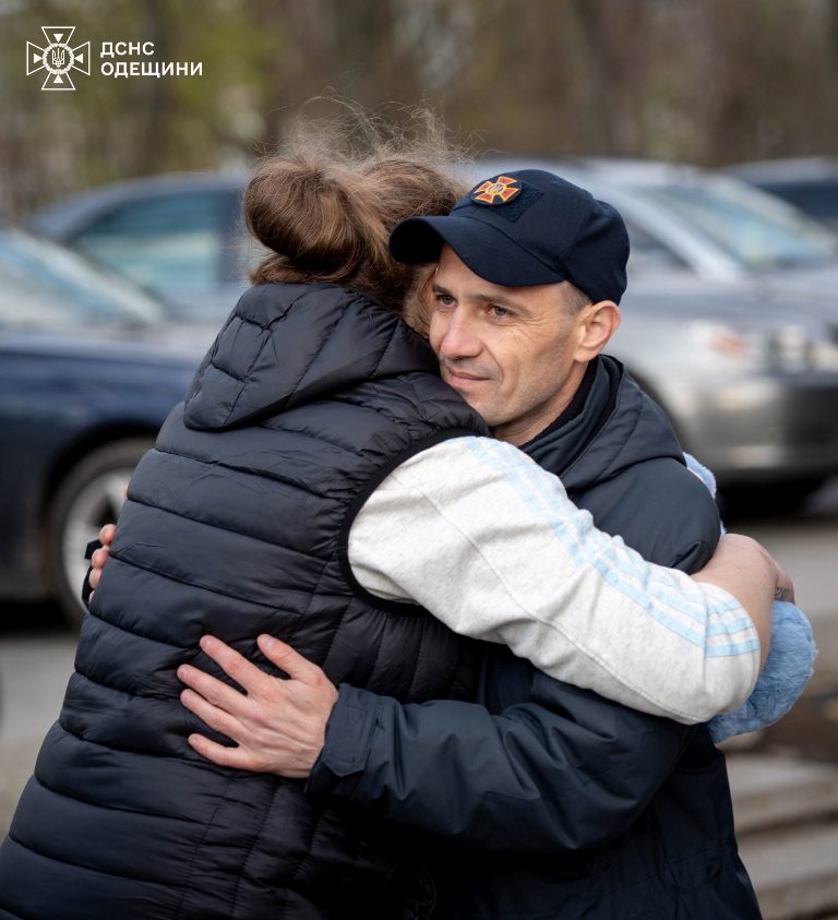 Одеські вогнеборці відвідали дворічну Кароліну та її вагітну матір, яких нещодавно витягли з-під завалів