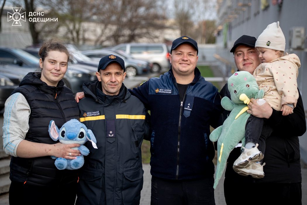 Одеські вогнеборці відвідали дворічну Кароліну та її вагітну матір, яких нещодавно витягли з-під завалів