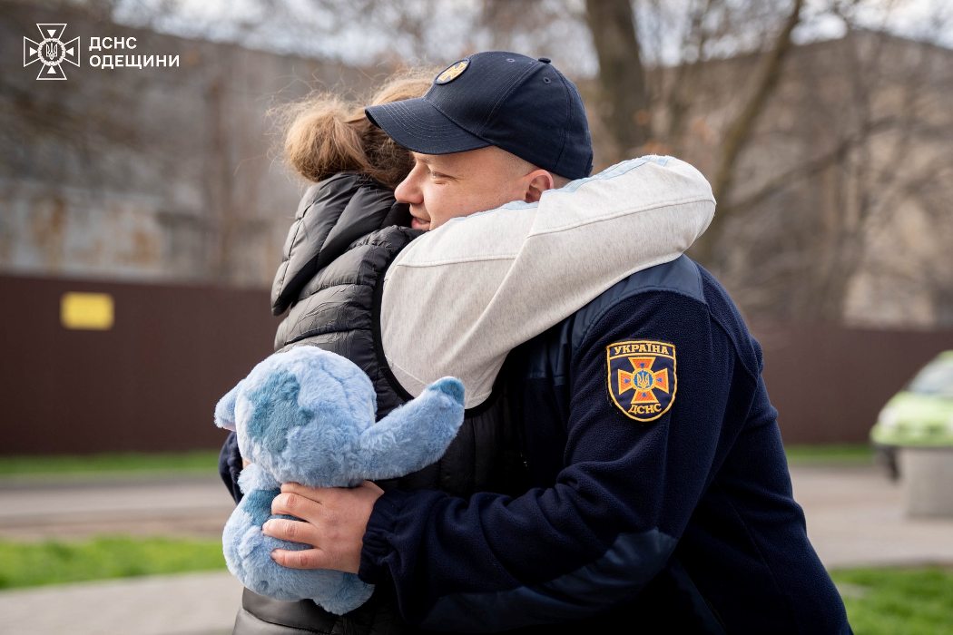 Одеські вогнеборці відвідали дворічну Кароліну та її вагітну матір, яких нещодавно витягли з-під завалів