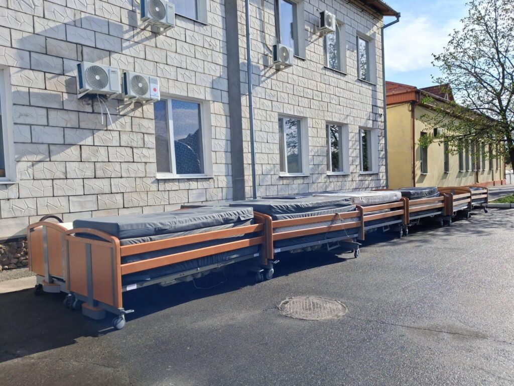 Медичні ліжка, візки та обладнання: Саф’янівська ЦРЛ отримала гуманітарну допомогу з Бельгії