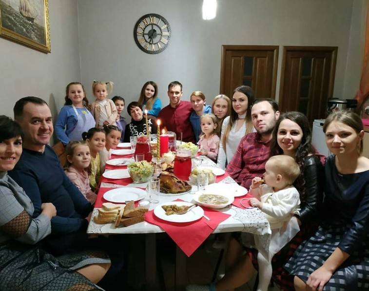 У місті Вилкове подружжя прийняло в свою родину сімох дітей, які вважають опікунів справжніми батьками