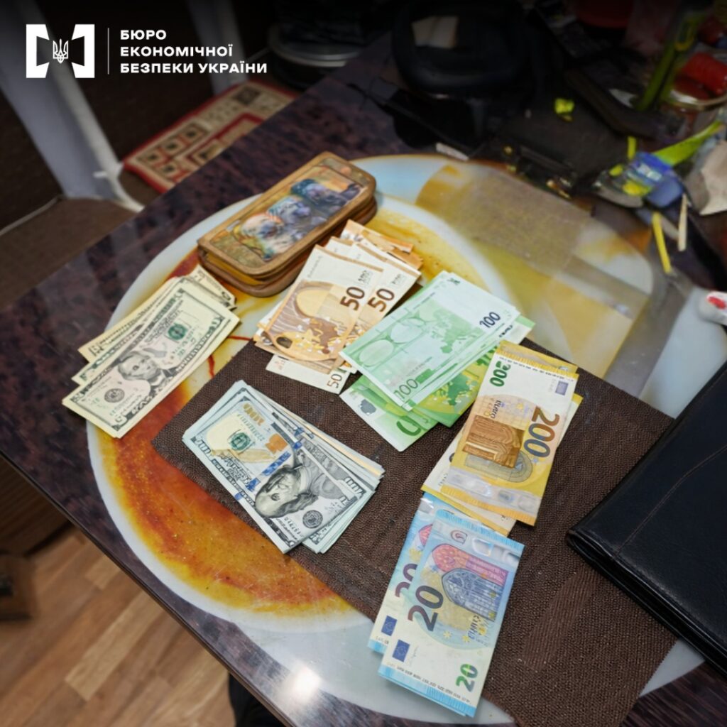 "Товар" на понад 1,6 мільйона гривень: у Шабо ліквідували канал збуту нелегального алкоголю та цигарок