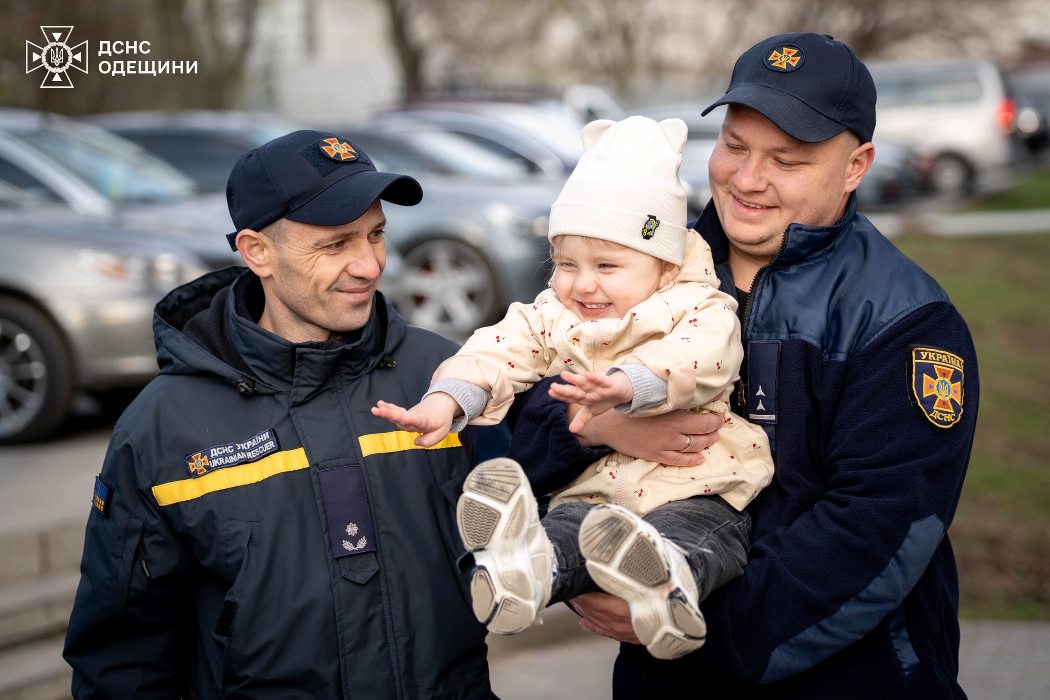 Одеські вогнеборці відвідали дворічну Кароліну та її вагітну матір, яких нещодавно витягли з-під завалів