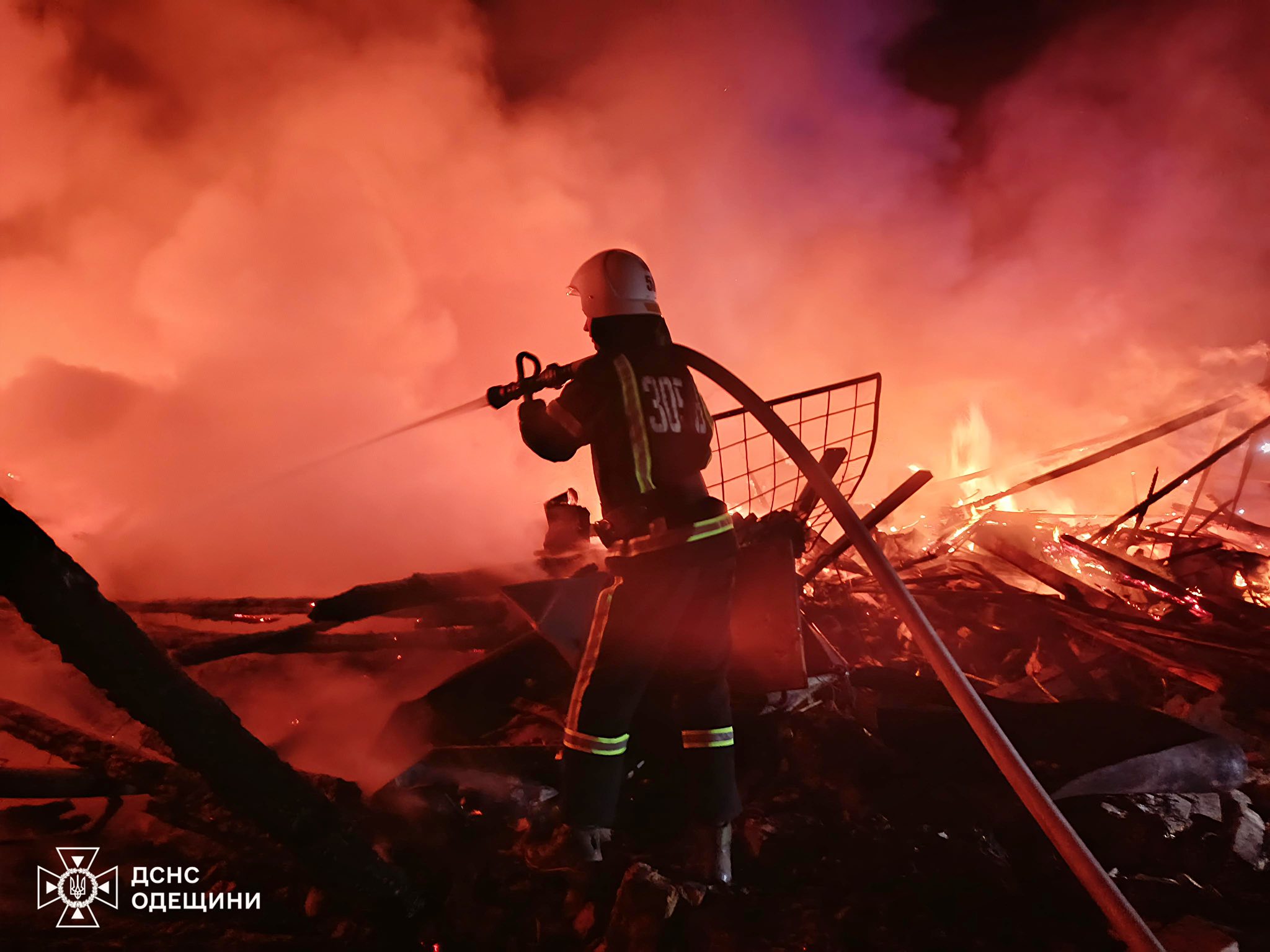 Ворог масовано атакував цивільні та портові об’єкти Ізмаїла: постраждали будинки в сусідньому селі