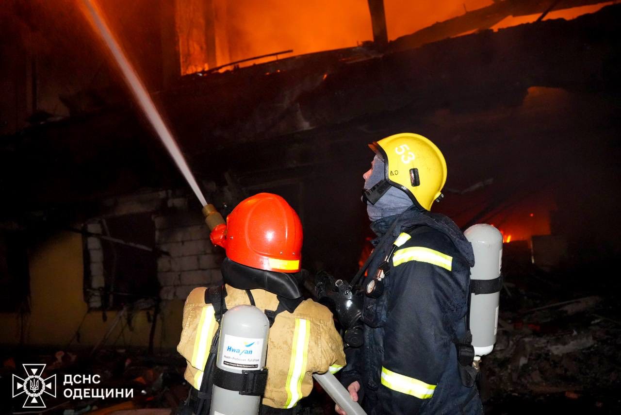 В ніч проти 16 квітня Одеса пережила кілька хвиль змішаних ракетно-дронових ударів, наразі відомо про вісьмох загиблих