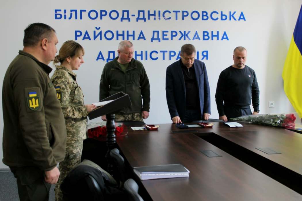 Рідним полеглих у війні Героїв з Білгород-Дністровського району передали їхні посмертні нагороди