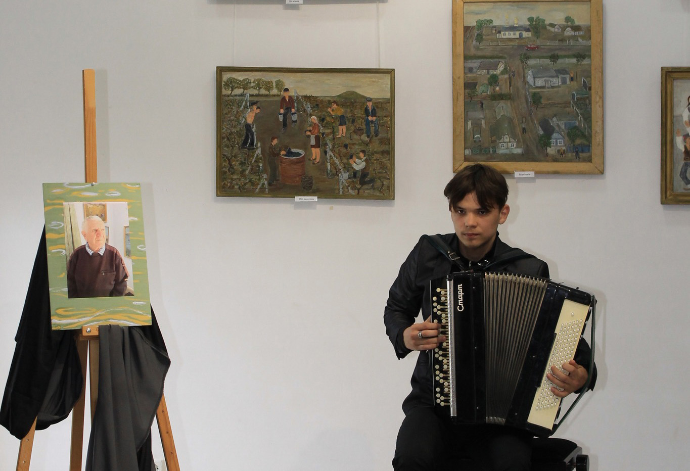 В Арцизі відкрили ретроспективну виставку пам’яті Дмитра Дьошина «Життя в палітрах»