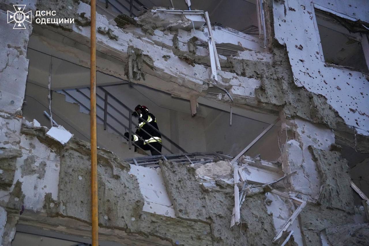 В ніч проти 16 квітня Одеса пережила кілька хвиль змішаних ракетно-дронових ударів, наразі відомо про вісьмох загиблих