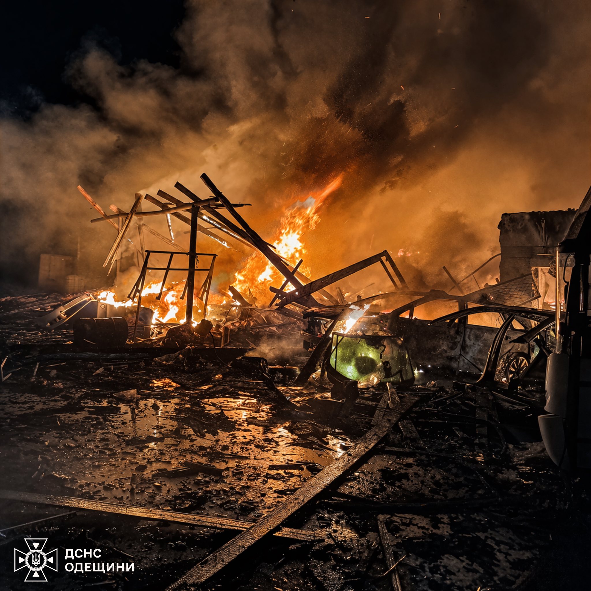 Ворог масовано атакував цивільні та портові об’єкти Ізмаїла: постраждали будинки в сусідньому селі