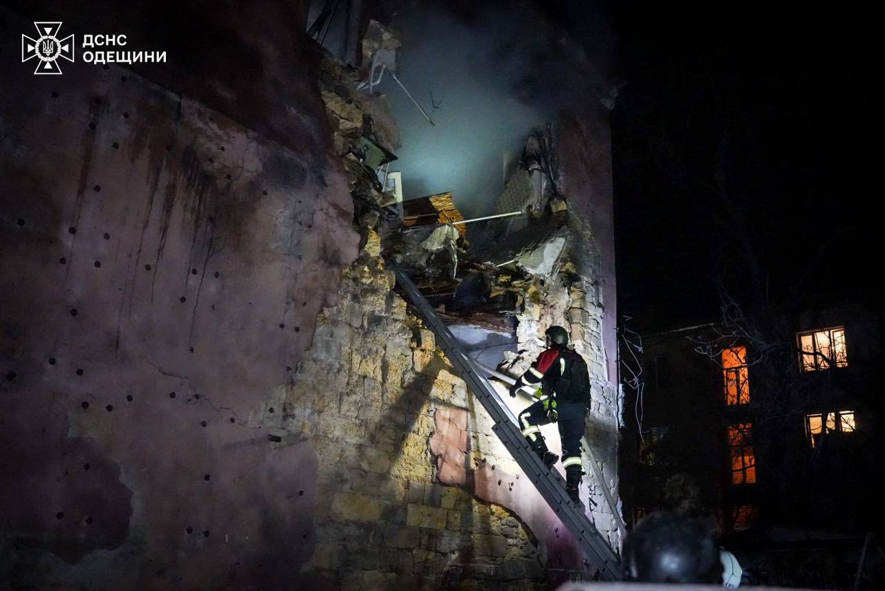 Масована атака ворога на Одесу: загинуло літнє подружжя, уражено іноземне судно