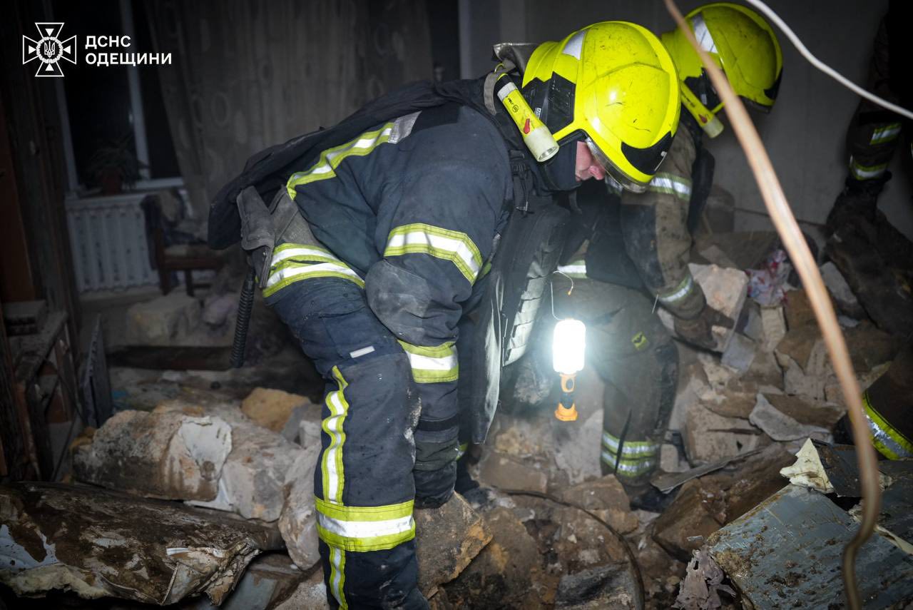 Масована атака ворога на Одесу: загинуло літнє подружжя, уражено іноземне судно