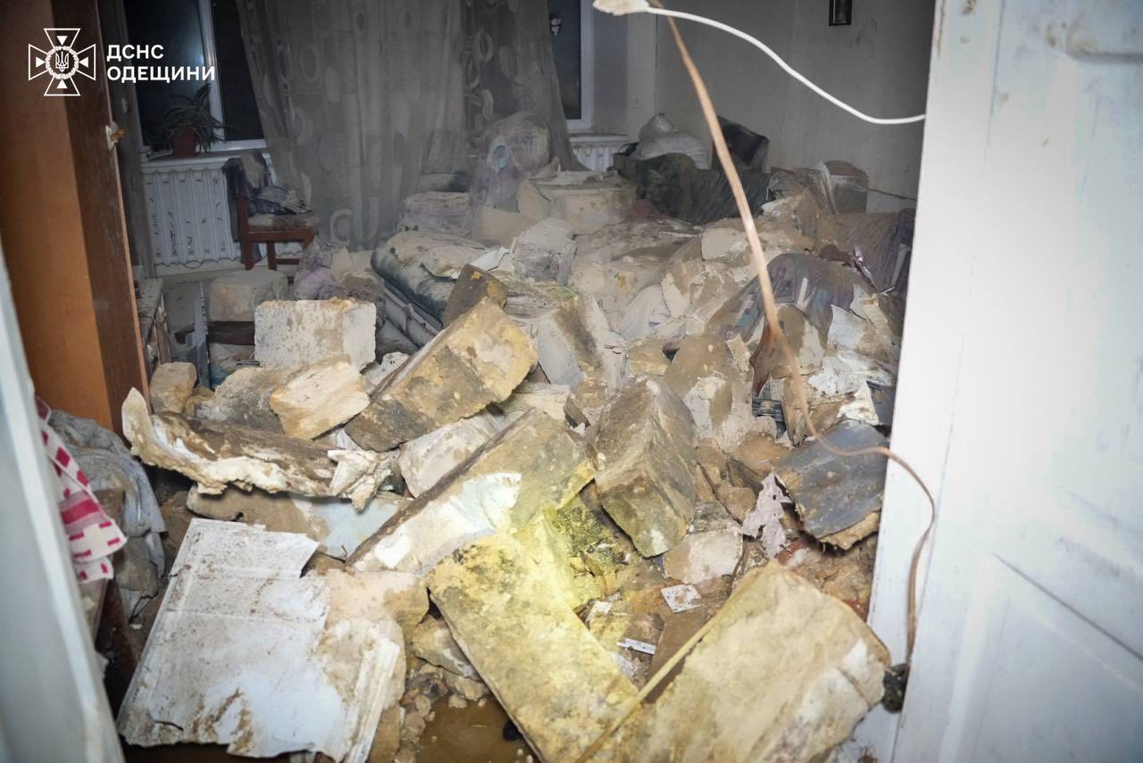 Масована атака ворога на Одесу: загинуло літнє подружжя, уражено іноземне судно