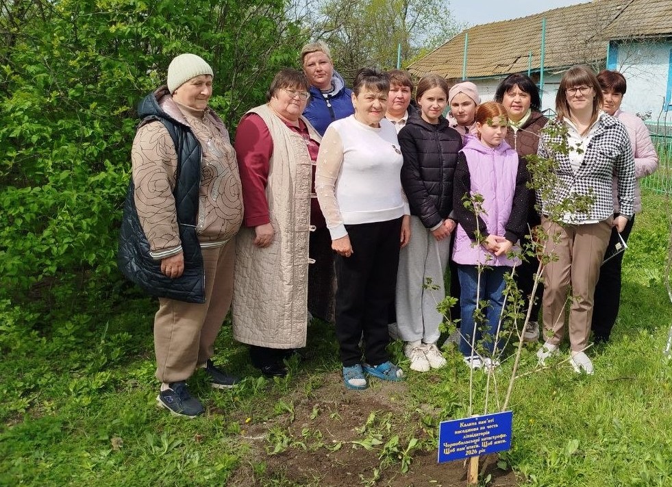 Жива пам’ять під вікном: у громаді Болградського району біля будинків ліквідаторів ЧАЕС висадили калину
