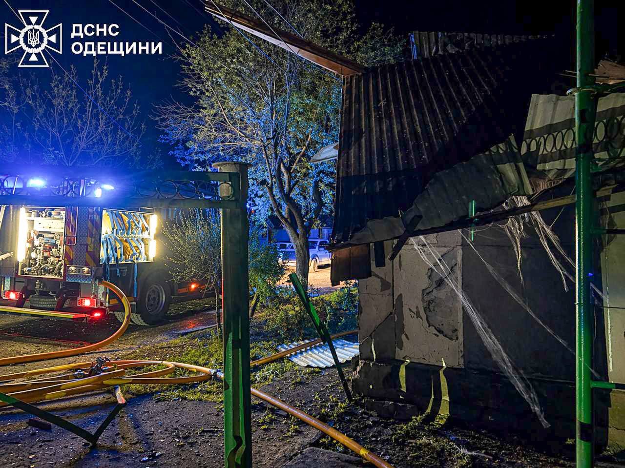 Ворог вночі вдарив по місту Рені: двоє постраждалих, уражено будинки та автівки