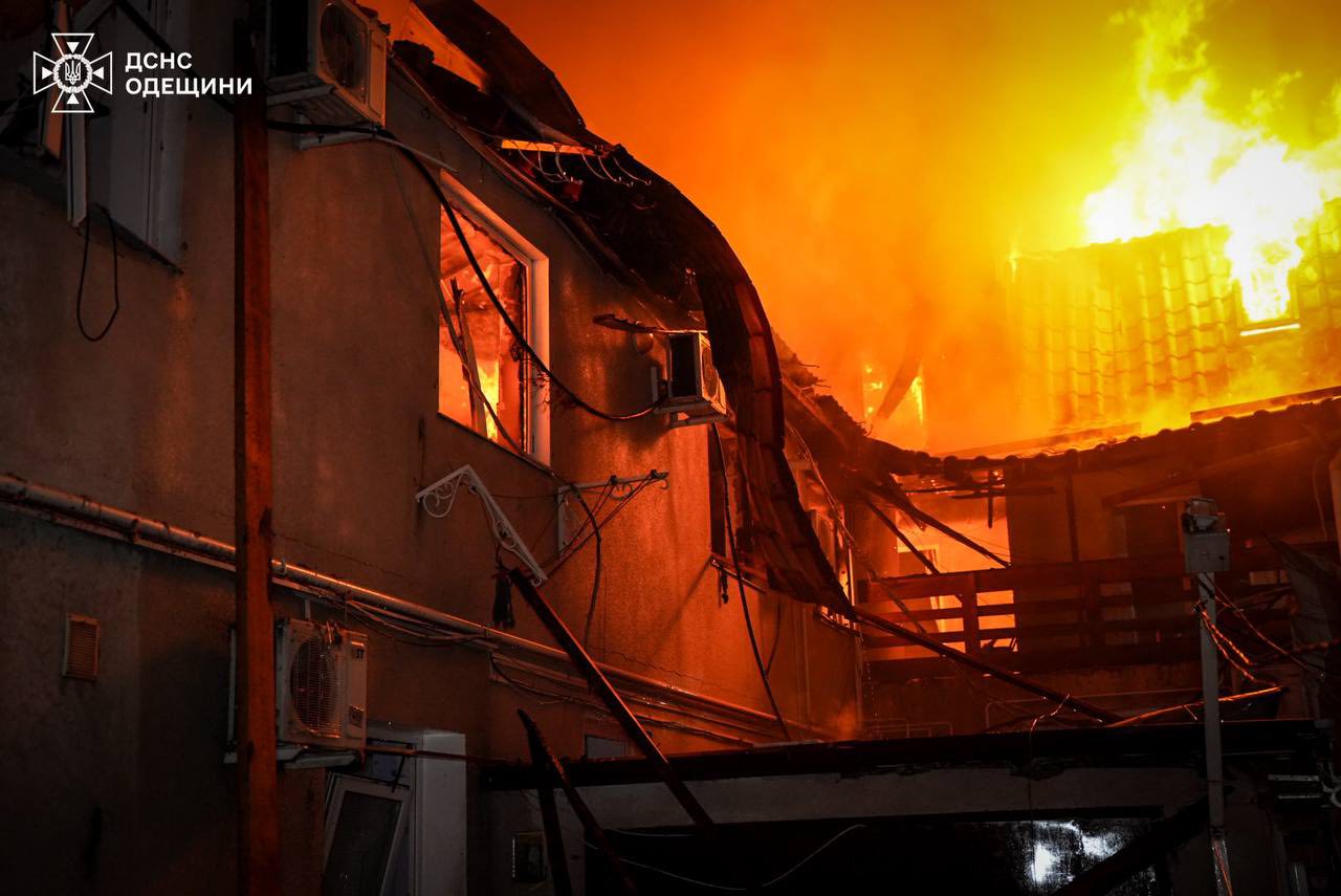 Масована атака ворога на Одесу: загинуло літнє подружжя, уражено іноземне судно