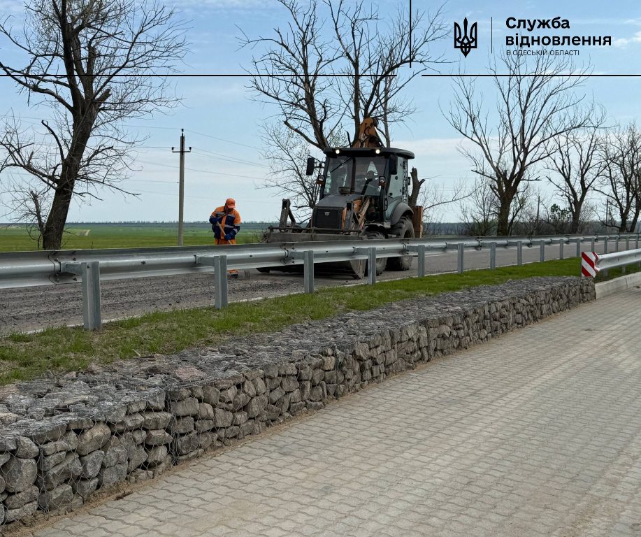 На трасі Одеса-Рені продовжують облаштовувати сучасний майданчик для стоянки та відпочинку
