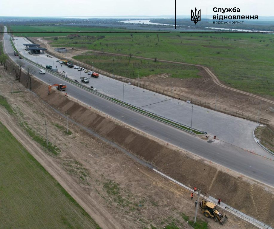 На трасі Одеса-Рені продовжують облаштовувати сучасний майданчик для стоянки та відпочинку