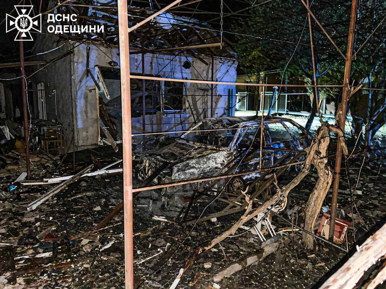 Ворог вночі вдарив по місту Рені: двоє постраждалих, уражено будинки та автівки