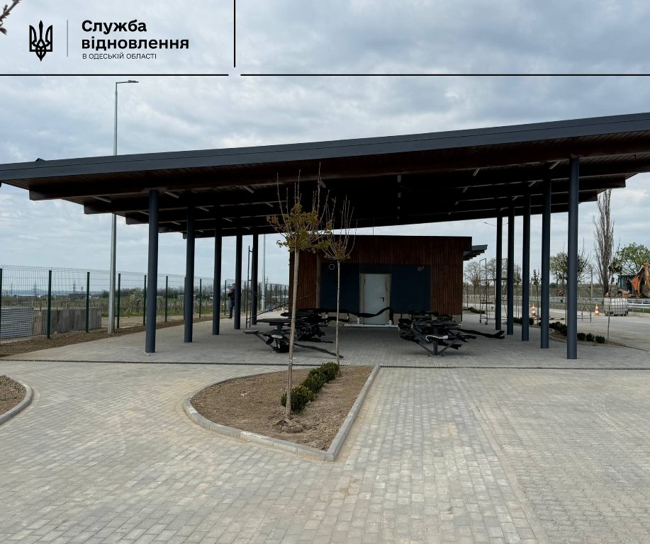 На трасі Одеса-Рені продовжують облаштовувати сучасний майданчик для стоянки та відпочинку