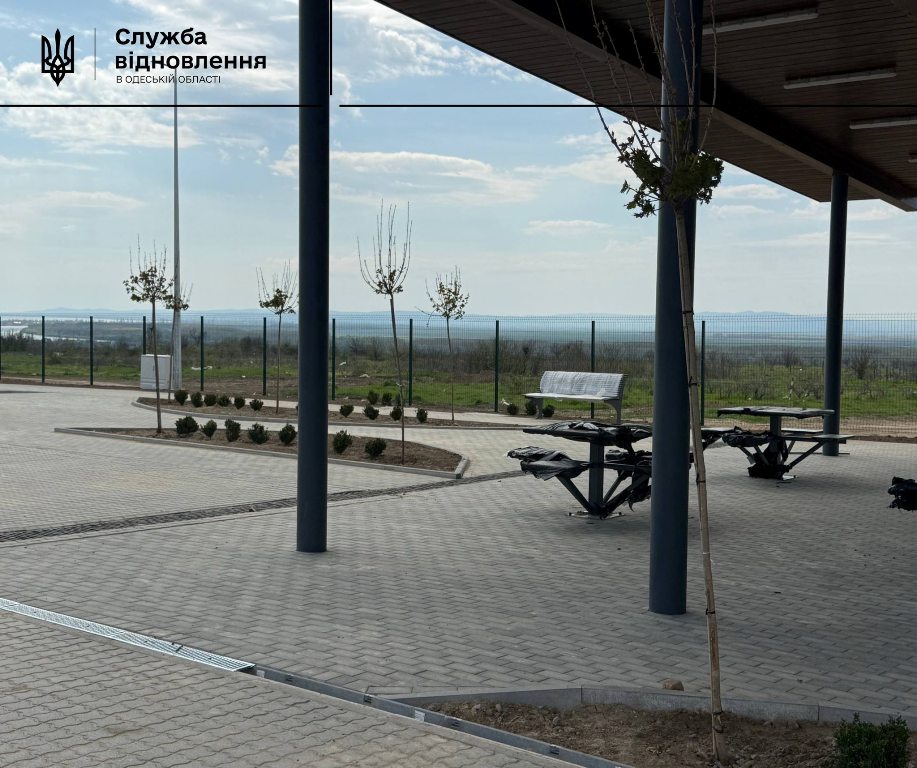 На трасі Одеса-Рені продовжують облаштовувати сучасний майданчик для стоянки та відпочинку