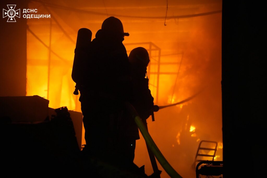 Вночі ворог здійснив кілька хвиль масованих атак по цивільній інфраструктурі Одеси