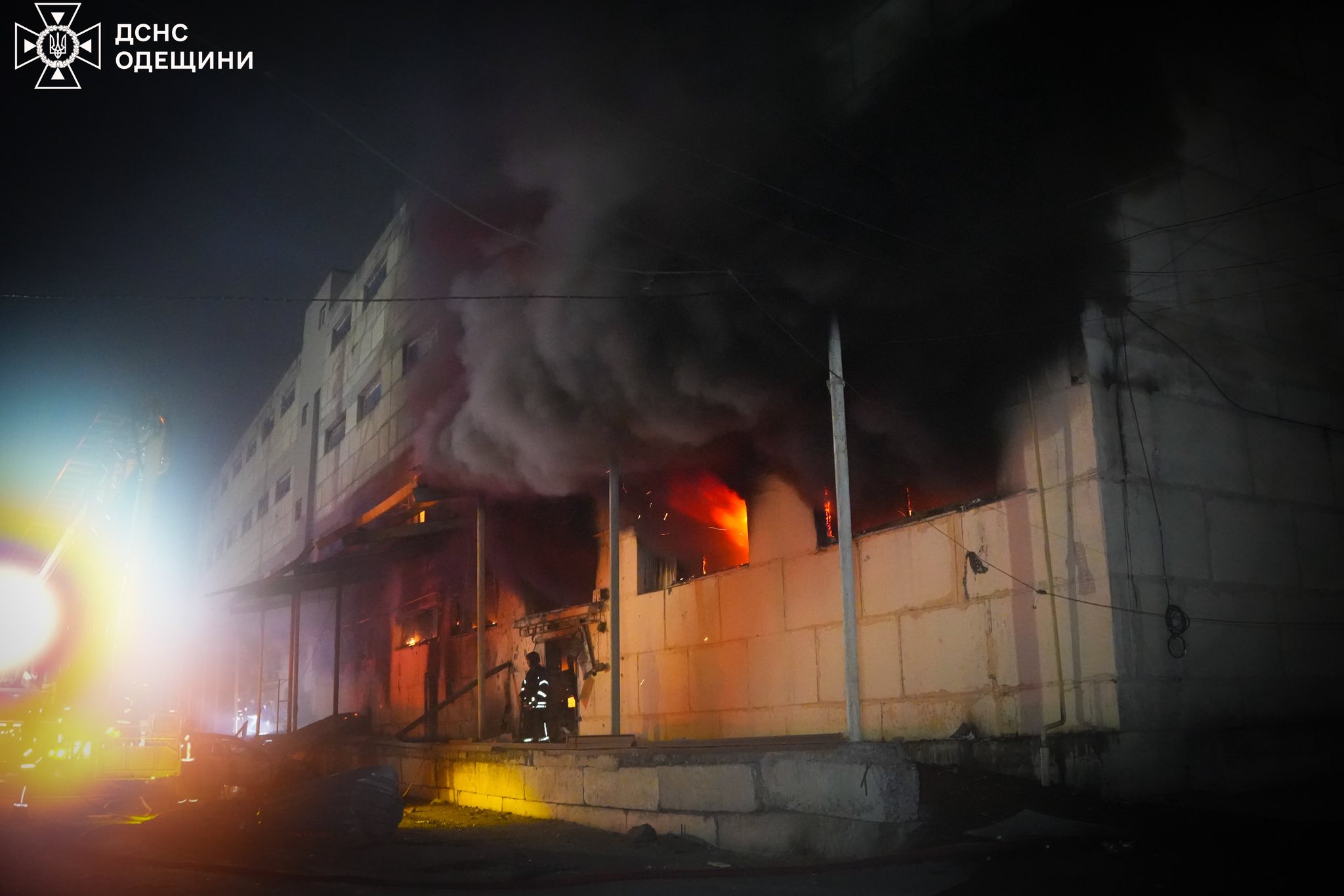 Вночі ворог здійснив кілька хвиль масованих атак по цивільній інфраструктурі Одеси