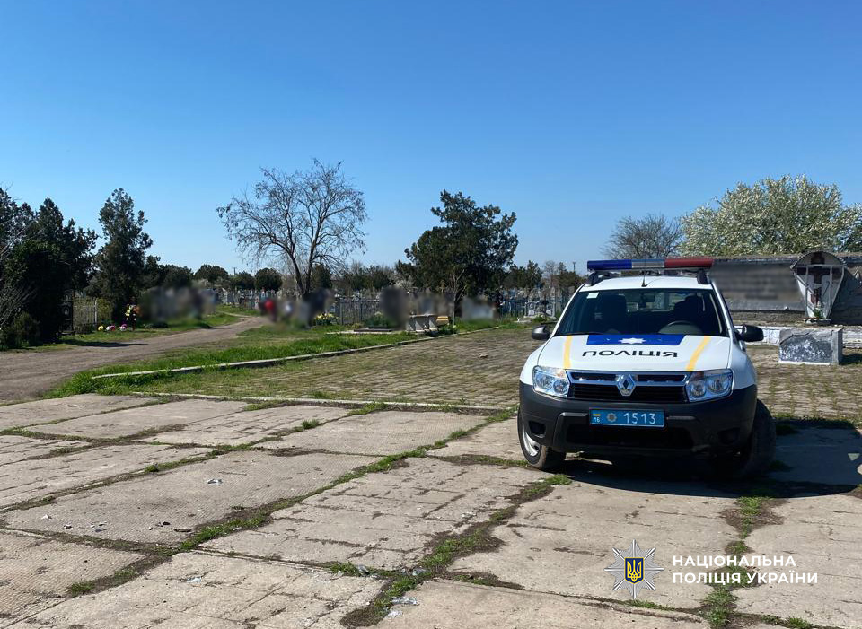 На Кілійському кладовищі невідомі розтрощили пам’ятники, поліція встановлює обставини