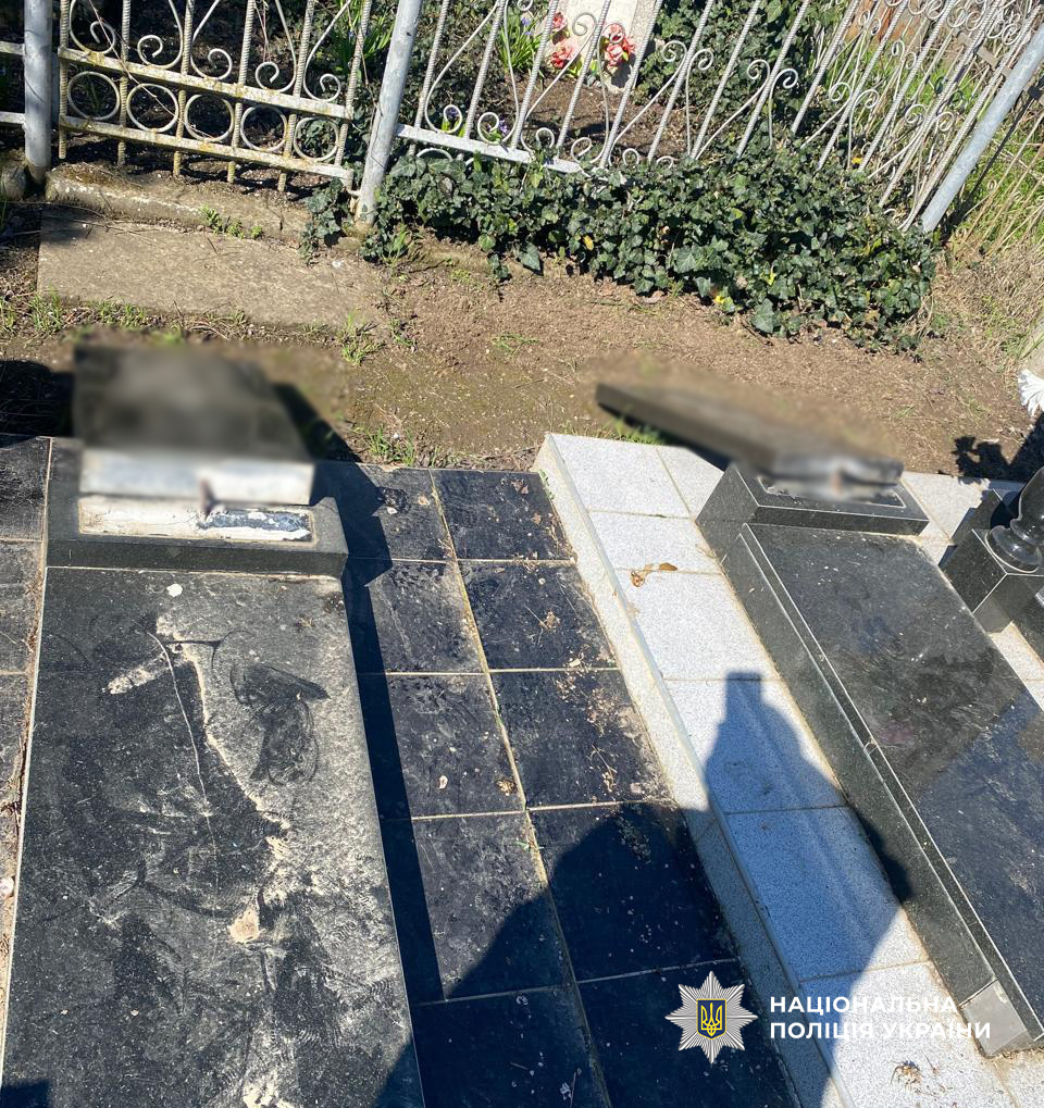 На Кілійському кладовищі невідомі розтрощили пам’ятники, поліція встановлює обставини