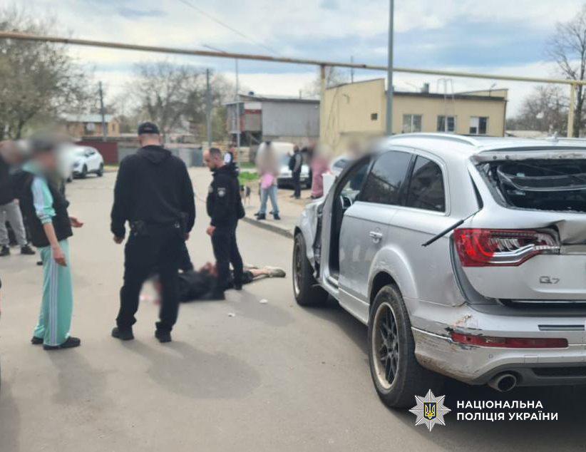 Погрожуючи пістолетом, відібрав майно та угнав автівку: поліцейські затримали жителя Одещини