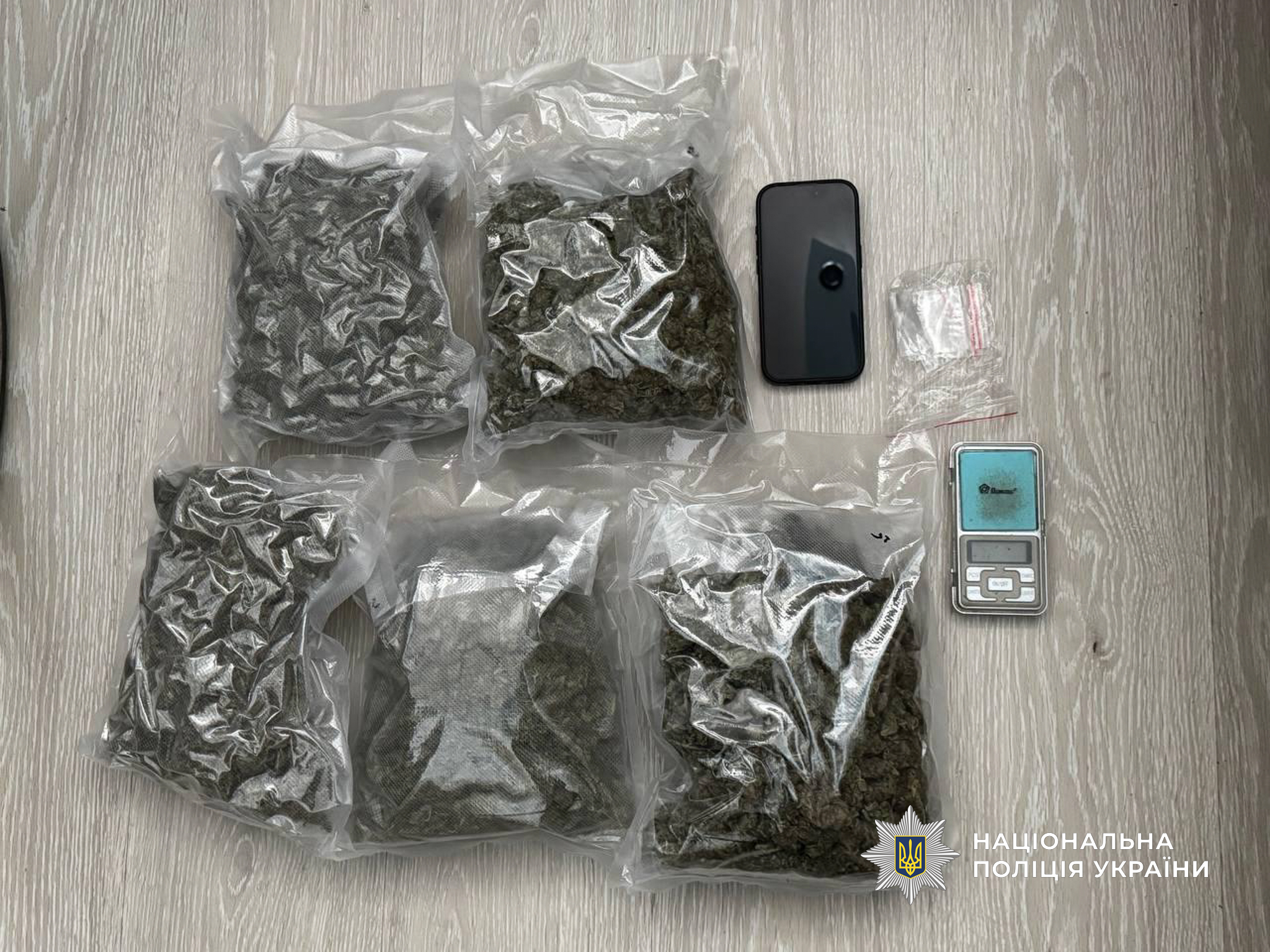 Поліцейські Одещини затримали групу наркоділків, у яких вилучили канабісу на сотні тисяч гривень